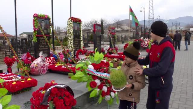 Azerbaycanlılar, Nevruz Bayramı'nda şehitliklere akın etti